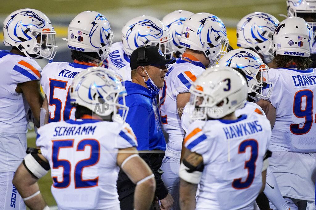 John Locher Boise State head coach Bryan Harsin, center, speaks with his players during the second half of an NCAA college football game against San Jose State for the Mountain West championship, Saturday, Dec. 19, 2020, in Las Vegas. (AP Photo/John Locher)