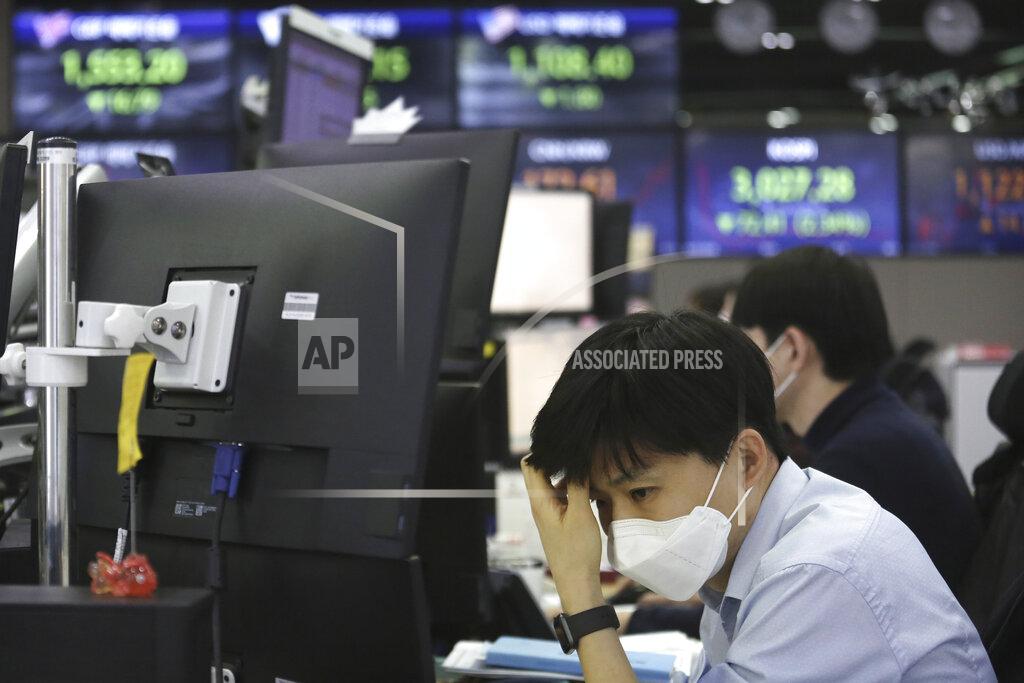 Ahn Young-Joon A currency trader watches monitors at the foreign exchange dealing room of the KEB Hana Bank headquarters in Seoul, South Korea, Friday, Feb. 26, 2021. Asian shares skidded Friday after rising bond yields triggered a broad sell-off on Wall Street that erased the markets gain for the week and handed the Nasdaq composite index its steepest loss since October. (AP Photo/Ahn Young-joon)