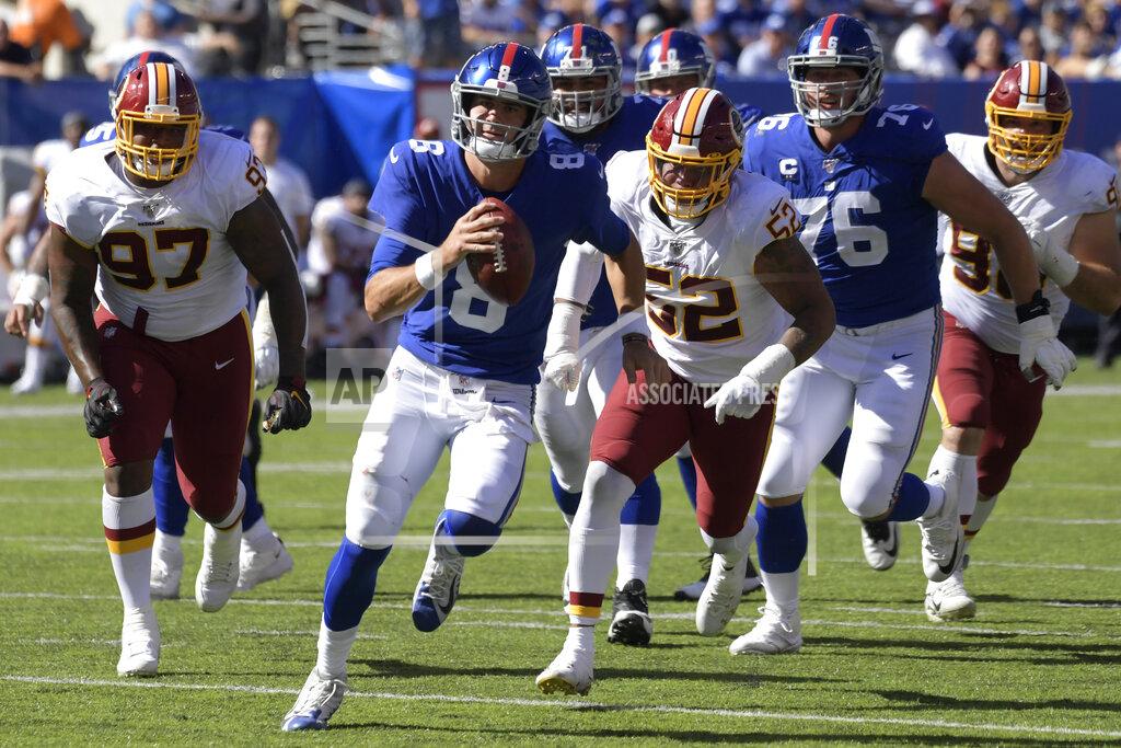 Bill Kostroun New York Giants quarterback Daniel Jones, second from left, runs the ball during the first half of an NFL football game against the Washington Redskins, Sunday, Sept. 29, 2019, in East Rutherford, N.J. (AP Photo/Bill Kostroun)