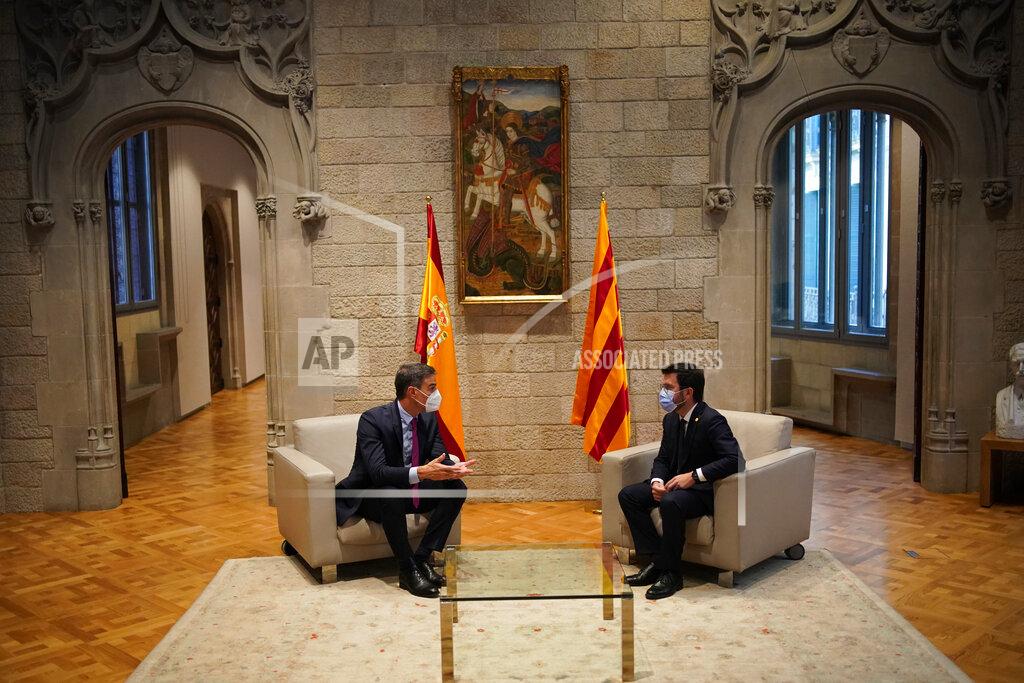 Joan Mateu Parra Spanish Prime Minister Pedro Sanchez and Catalonian regional president Pere Aragonès, right, talk at the headquarter of the Government of Catalonia in Barcelona, Spain, Wednesday, Sept. 15, 2021. Spain's prime minister and the leader of Catalonia are restarting negotiations in hopes of finding a solution to the ongoing political crisis caused by the region's separatist movement. (AP Photo/Joan Mateu Parra)