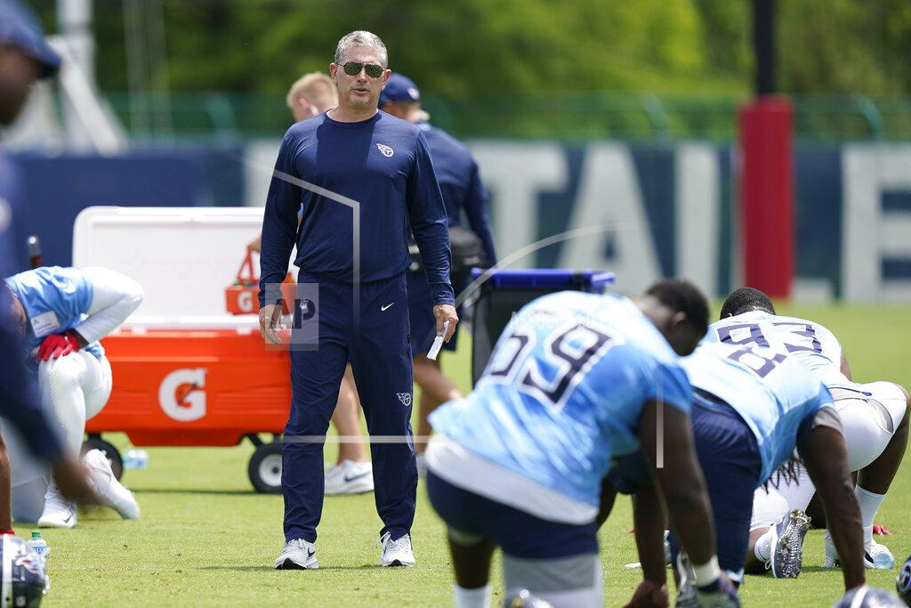 Mark Humphrey Tennessee Titans senior defensive assistant coach Jim Schwartz watches during NFL football practice Thursday, June 3, 2021, in Nashville, Tenn. (AP Photo/Mark Humphrey, Pool)