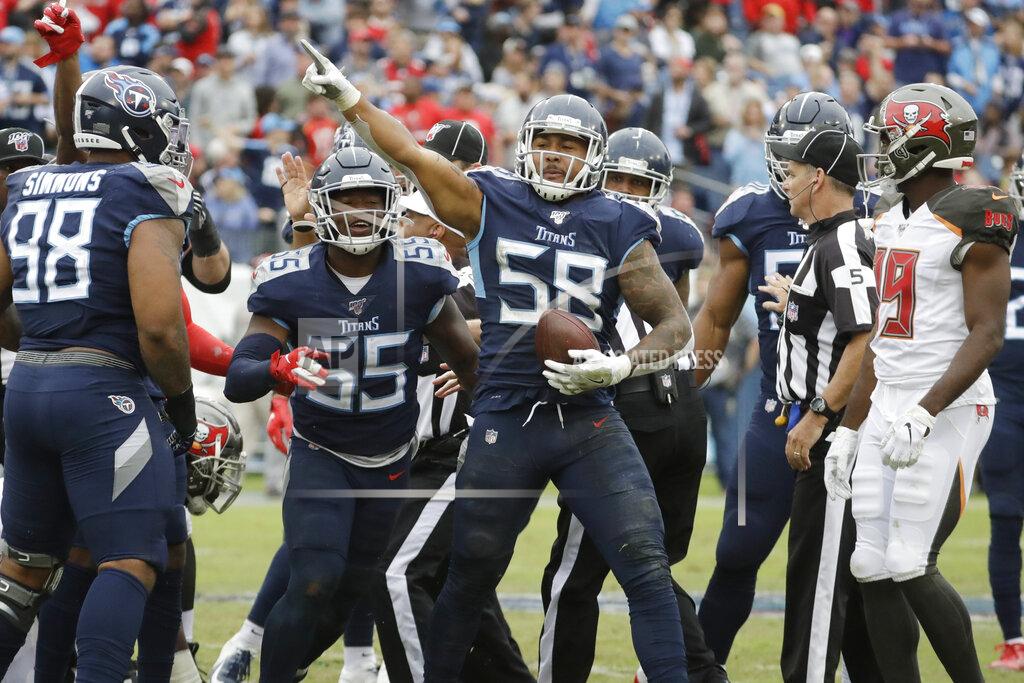 James Kenney Harold Landry, linebacker de los Titans de Tennessee, festeja tras recuperar un balón suelto ante los Buccaneers de Tampa Bay, el domingo 27 de octubre de 2019 (AP Foto/James Kenney)