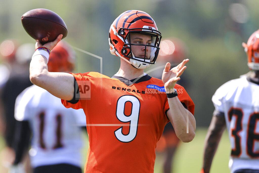 Aaron Doster Cincinnati Bengals' Joe Burrow throws a pass during NFL football practice in Cincinnati, Tuesday, May 25, 2021. (AP Photo/Aaron Doster)