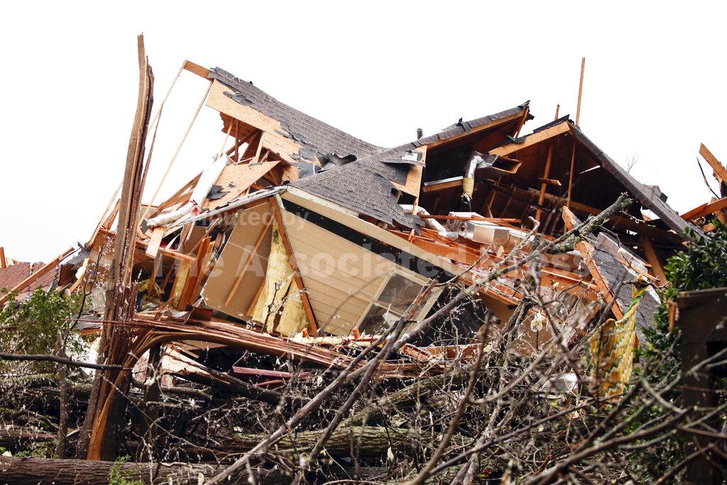 At least 5 killed as series of tornadoes strike Deep South