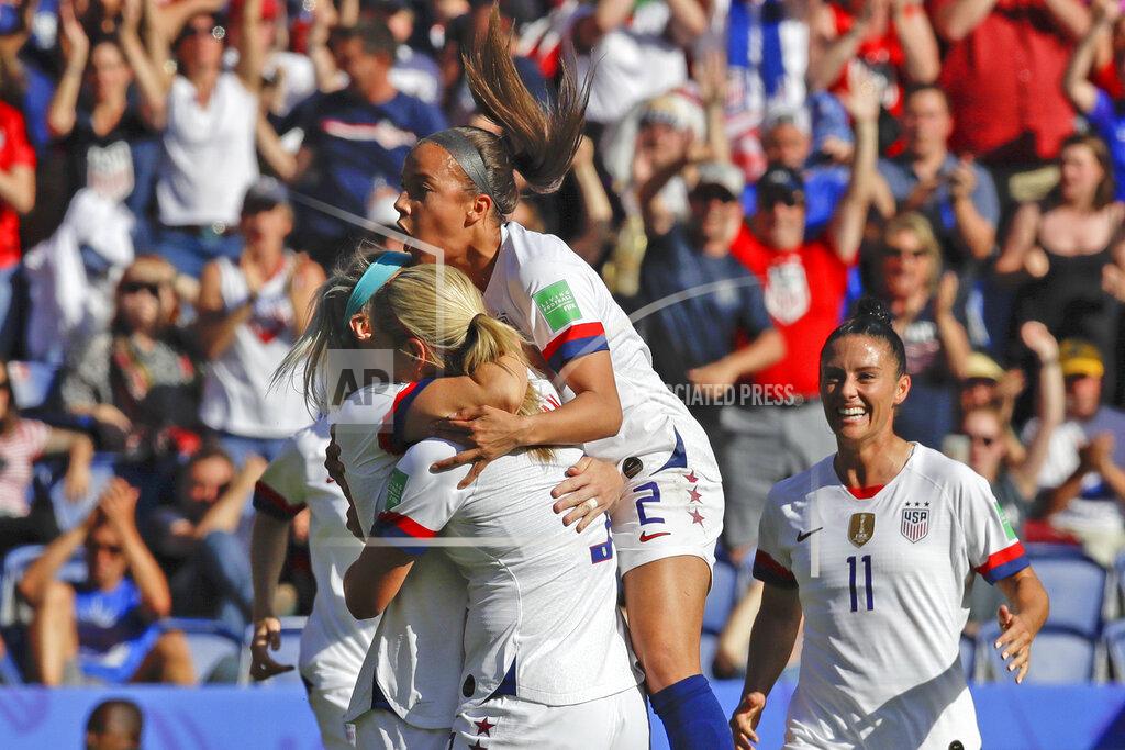Alessandra Tarantino US players celebrate after teammate Julie Ertz scored their side's second goal during the Women's World Cup Group F soccer match between United States and Chile at Parc des Princes in Paris, France, Sunday, June 16, 2019. (AP Photo/Alessandra Tarantino)