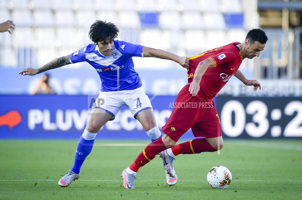 Fabio Rossi Brescia's Sandro Tonali, left, and Roma's Nikola Kalinic in action during the Serie A soccer match between Brescia and Roma, at the Mario Rigamonti Stadium in Brescia, Italy, Saturday, July 11, 2020. (Fabio Rossi/LaPresse via AP)