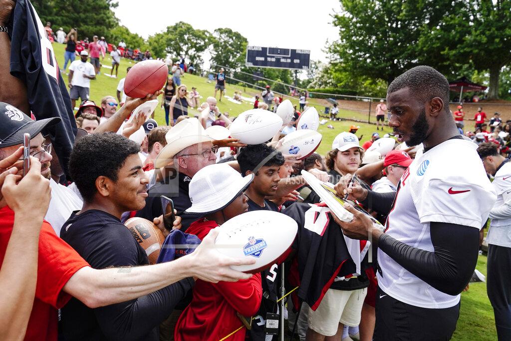 Brynn Anderson Atlanta Falcons tight end Kyle Pitts signs autographs during the NFL football team's practice on Saturday, July 30, 2022, in Flowery Branch, Ga. (AP Photo/Brynn Anderson)