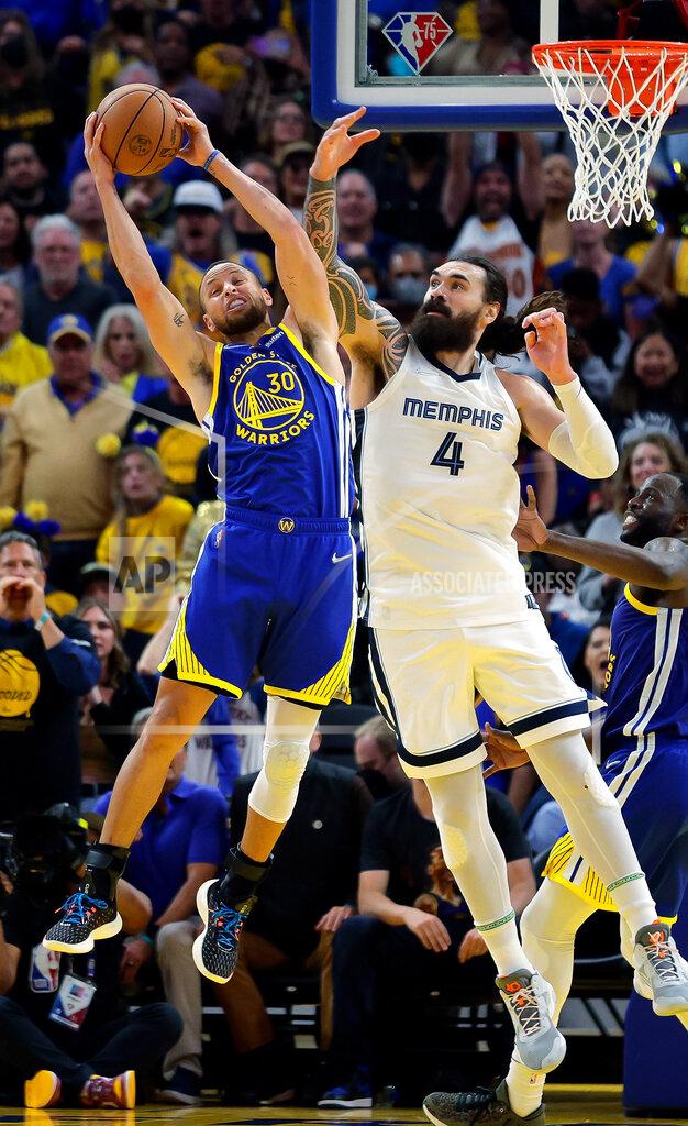Carlos Avila Gonzalez Stephen Curry (30) beats Steven Adams (4) to a rebound in the second half as the Golden State Warriors played the Memphis Grizzlies in Game 6 of the Western Conference Semifinals of the NBA Playoffs at Chase Center in San Francisco., on Friday, May 13, 2022. The Warriors defeated the Grizzlies 110-96 to advance to the Western Conference Finals.(Santiago Mejia/San Francisco Chronicle via AP)