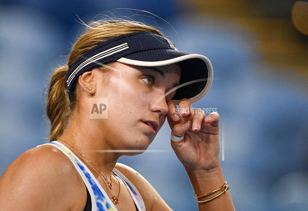 Andy Brownbill United States' Sofia Kenin wipes the sweat from her face during her match against Spain's Garbine Muguruza at a tuneup event ahead of the Australian Open tennis championships in Melbourne, Australia, Friday, Feb. 5, 2021.(AP Photo/Andy Brownbill)