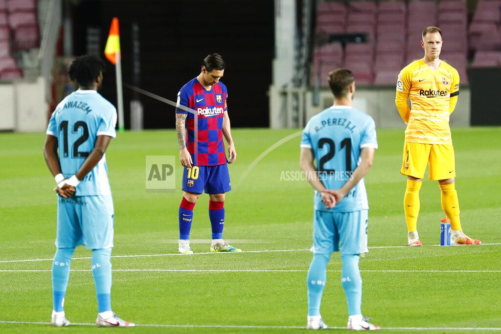 Joan Monfort FC Barcelona's Lionel Messi holds a minute of silence prior of the Spanish La Liga soccer match between FC Barcelona and Leganes at the Camp Nou stadium in Barcelona, Spain, Tuesday, June 16, 2020. (AP Photo/Joan Montfort)