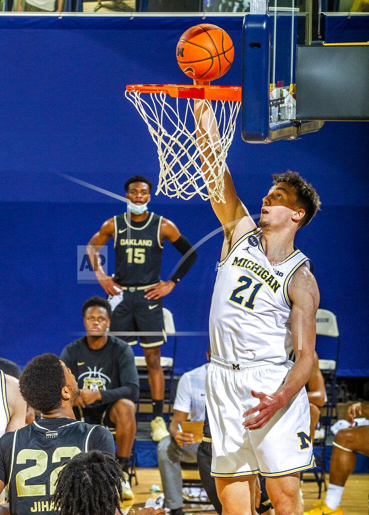 Tony Ding Michigan guard Franz Wagner (21) makes a basket in the first half of an NCAA college basketball game against Oakland at Crisler Center in Ann Arbor, Mich., Sunday, Nov. 29, 2020. (AP Photo/Tony Ding)