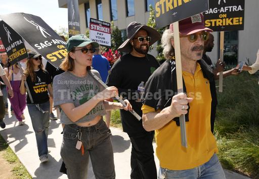 Comedians energize the picket lines as Hollywood actors... - Vimarsana News