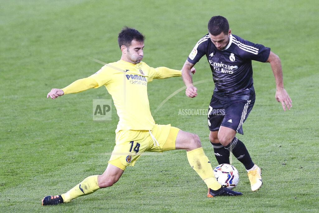 Alberto Saiz Villareal's Manu Trigueros, left, stops Real Madrid's Eden Hazard during the Spanish La Liga soccer match between Villarreal and Real Madrid in Ceramica stadium in Villarreal, Spain, Saturday Nov. 21, 2020. (AP Photo/Alberto Saiz)