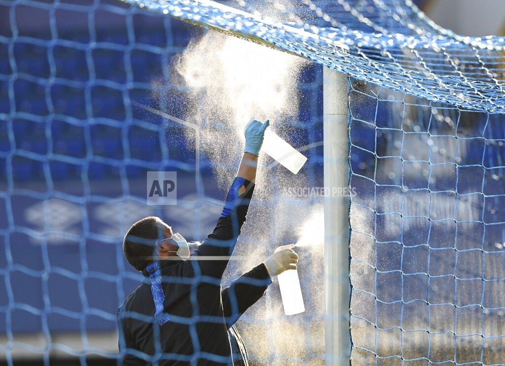 Shaun Botterill Ground staff clean the cross bar of the goals during the English Premier League soccer match between Everton and Liverpool at Goodison Park in Liverpool, England, Sunday, June 21, 2020. (AP photo/Shaun Botterill, Pool)