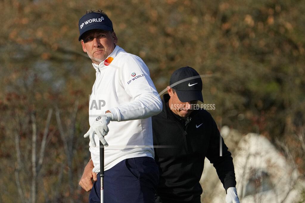 David J. Phillip Ian Poulter, of England, watches his shot off the fifth tee as Rory McIlroy, of Northern Ireland, readies for his shot, during a first round match at the Dell Technologies Match Play Championship golf tournament Wednesday, March 24, 2021, in Austin, Texas. (AP Photo/David J. Phillip)