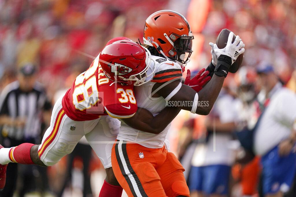 Charlie Riedel Cleveland Browns tight end David Njoku, right, catches a pass as Kansas City Chiefs cornerback L'Jarius Sneed defends during the second half of an NFL football game Sunday, Sept. 12, 2021, in Kansas City, Mo. (AP Photo/Charlie Riedel)