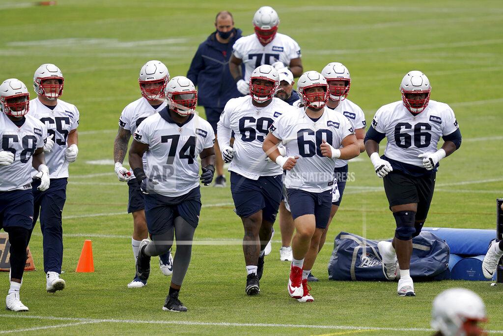 Mary Schwalm New England Patriots center David Andrews (60) leads his teammates across a field during NFL football practice in Foxborough, Mass., Friday, June 4, 2021. (AP Photo/Mary Schwalm)