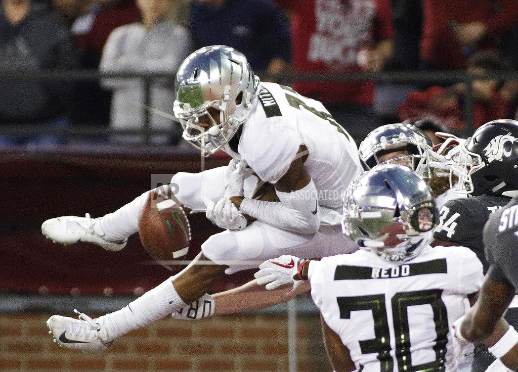 Young Kwak Oregon wide receiver Dillon Mitchell, left, can't hold onto a pass in the end zone at the end of the first half of an NCAA college football game against Washington State in Pullman, Wash., Saturday, Oct. 20, 2018. (AP Photo/Young Kwak)