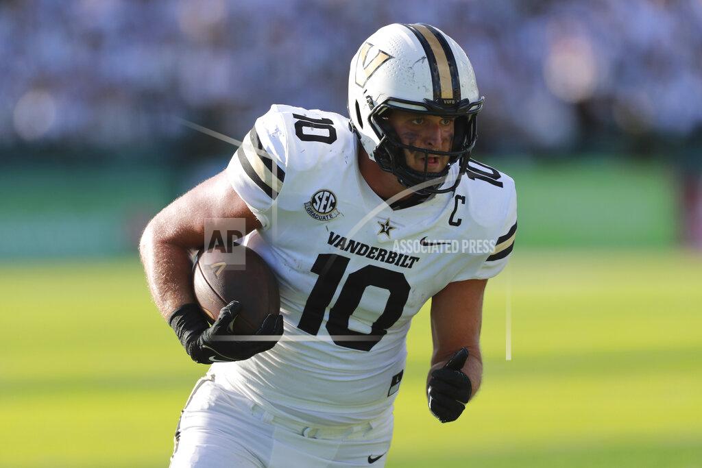 Marco Garcia Vanderbilt tight end Gavin Schoenwald (10) gains yardage against Hawaii during the first half of an NCAA college football game, Saturday, Aug. 27, 2022, in Honolulu. (AP Photo/Marco Garcia)