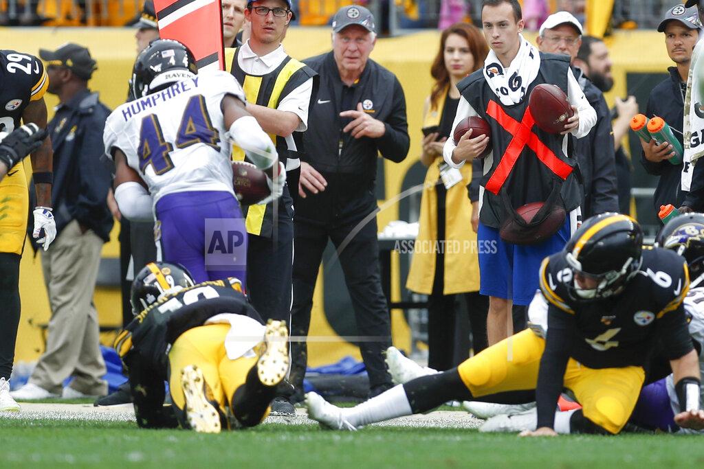 Don Wright Baltimore Ravens cornerback Marlon Humphrey (44) runs with the ball after recovering a fumble by Pittsburgh Steelers wide receiver JuJu Smith-Schuster (19) during overtime of an NFL football game, Sunday, Oct. 6, 2019, in Pittsburgh. Steelers quarterback Devlin Hodges (6) is at right. (AP Photo/Don Wright)q