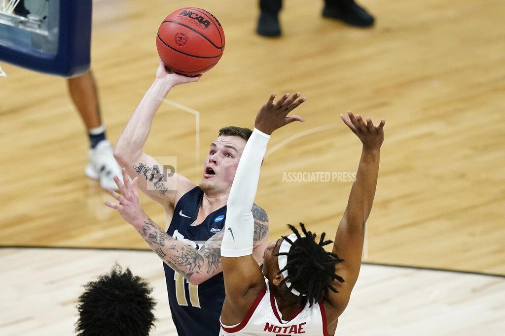 Darron Cummings Oral Roberts guard Carlos Jurgens (11) shoots over Arkansas guard JD Notae during the first half of a Sweet 16 game in the NCAA men's college basketball tournament at Bankers Life Fieldhouse, Saturday, March 27, 2021, in Indianapolis. (AP Photo/Darron Cummings)