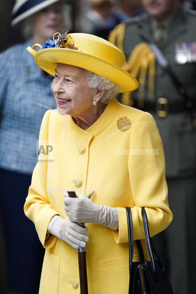 Andrew Matthews Britain's Queen Elizabeth II at Paddington station in London, Tuesday May 17, 2022, to mark the completion of London's Crossrail project. (Andrew Matthews/Pool via AP)