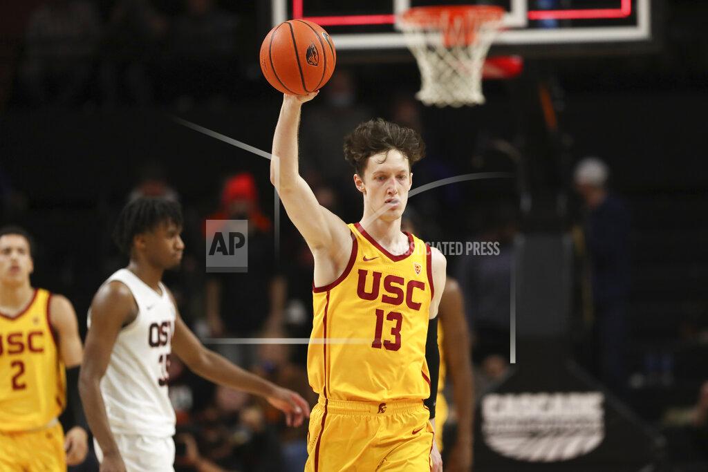 Amanda Loman Southern California guard Drew Peterson holds the ball up as the clock runs out on the second overtime of an NCAA college basketball game against Oregon State on Thursday, Feb. 24, 2022, in Corvallis, Ore. Southern California won 94-91. (AP Photo/Amanda Loman)