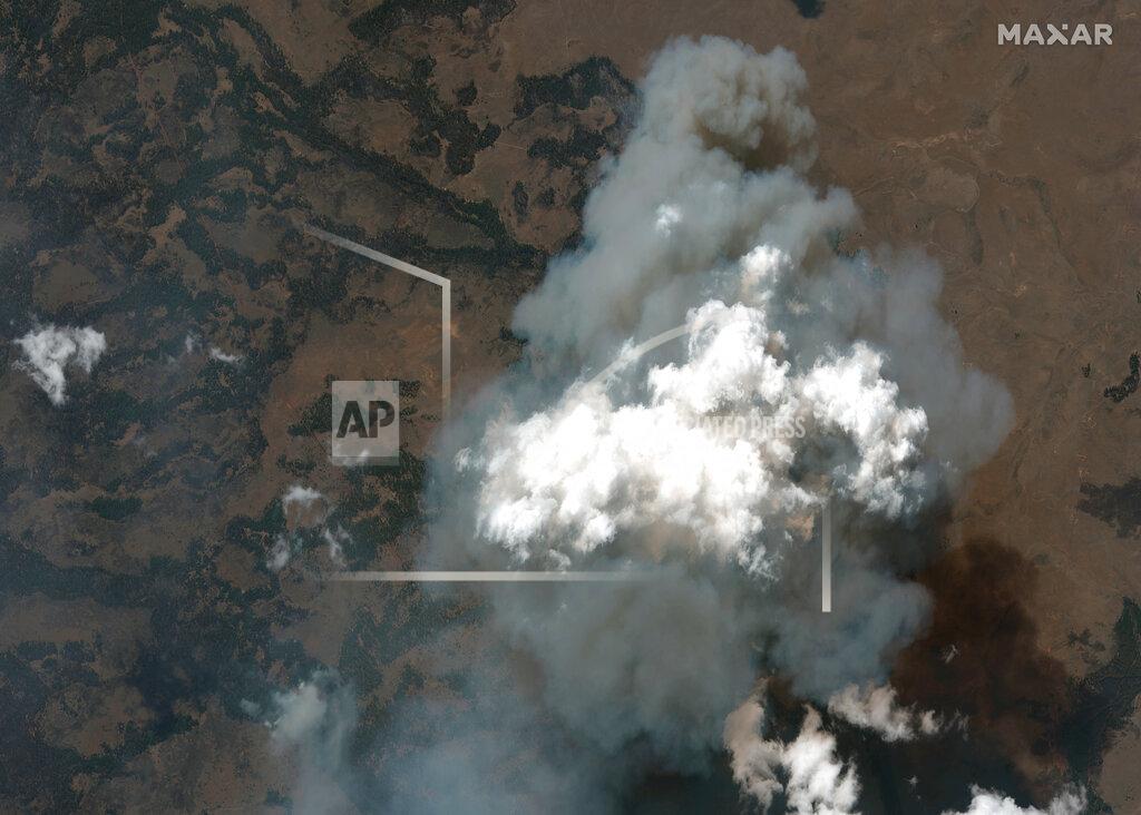 Uncredited This satellite image provided by Satellite image ©2021 Maxar Technologies the Bootleg Fire in Oregon on Wednesday, July 21, 2021. The Oregon fire, which was sparked by lightning, has ravaged the sparsely populated southern part of the state and had been expanding by up to 4 miles (6 kilometers) a day, pushed by strong winds and critically dry weather that turned trees and undergrowth into a tinderbox. (Satellite image ©2021 Maxar Technologies via AP)