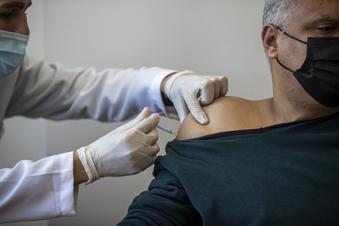 Palestinians receive 60,000 vaccine doses through WHO’s COVAX initiative Palestinians receive 60,000 vaccine doses through WHO’s COVAX initiative