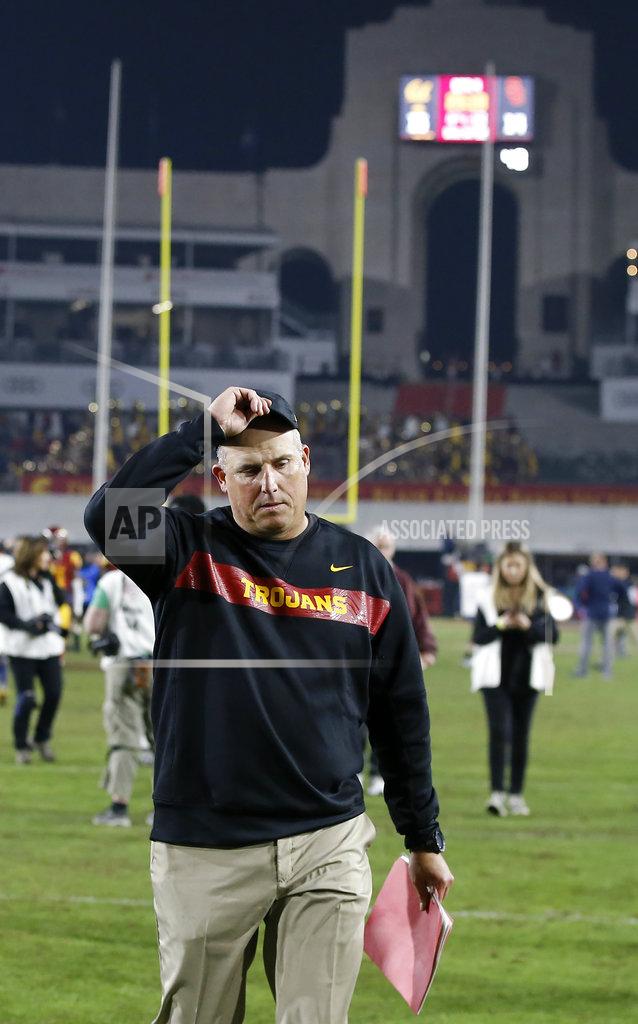 Alex Gallardo Southern California head coach Clay Helton walks off the field after a loss to California in an NCAA college football game in Los Angeles, Saturday, Nov. 10, 2018. California won 15-14. (AP Photo/Alex Gallardo)