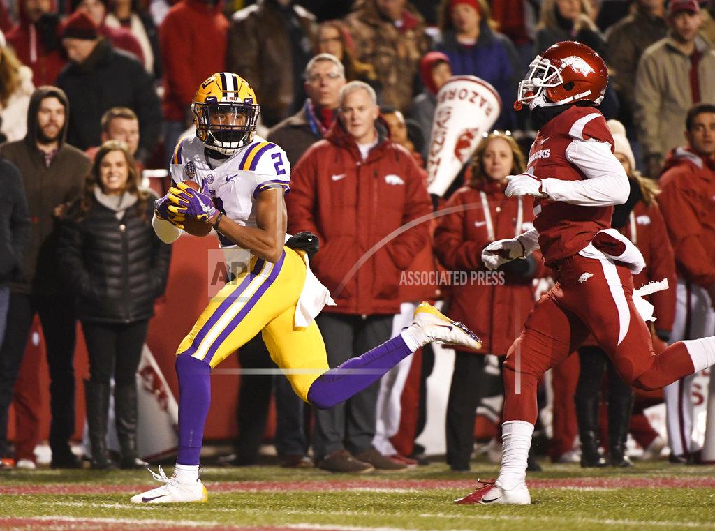 Michael Woods LSU receiver Justin Jefferson (2) makes a touchdown catch in front of Arkansas defender Kamren Curl during the first half of an NCAA college football game, Saturday, Nov. 10, 2018, in Fayetteville, Ark. LSU won, 24-17. (AP Photo/Michael Woods)