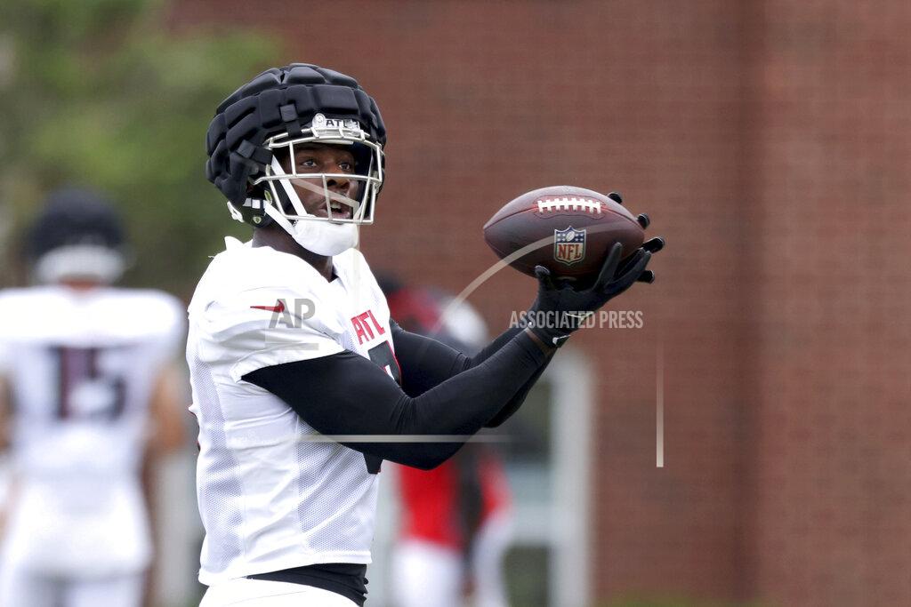 Jason Getz Atlanta Falcons tight end Kyle Pitts makes a catch during the NFL football team's training camp, Monday, Aug. 1, 2022, in Flowery Branch, Ga. (Jason Getz/Atlanta Journal-Constitution via AP)