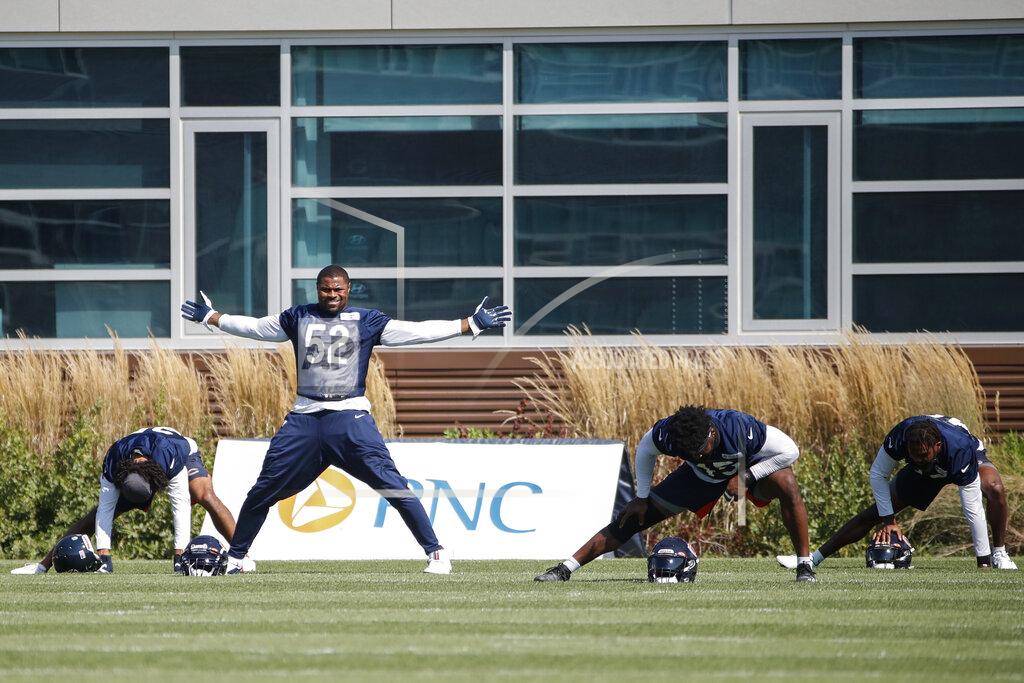Kamil Krzaczynski Chicago Bears linebacker Khalil Mack (52) stretches during NFL football training camp at Halas Hall on Thursday, Sept. 3, 2020, in Lake Forest, Ill. (Kamil Krzaczynski/USA TODAY Sports via AP, Pool)