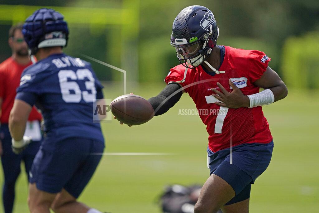 Ted S. Warren Seattle Seahawks quarterback Geno Smith (7) takes part in a drill at NFL football practice Monday, Aug. 1, 2022, in Renton, Wash. (AP Photo/Ted S. Warren)