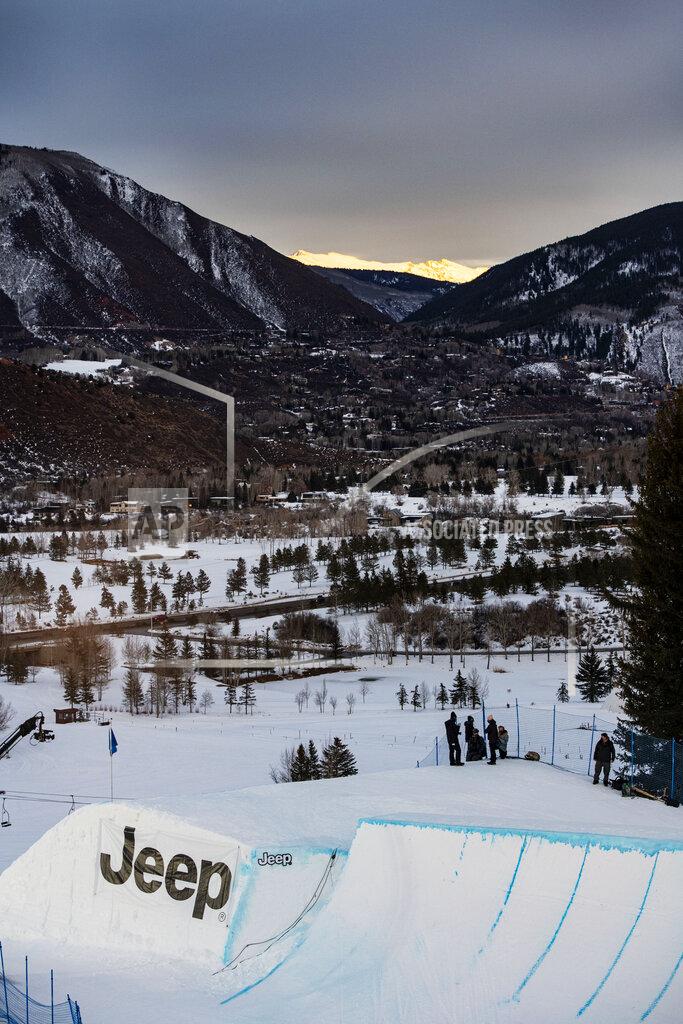 Kelsey Brunner The sun sets during the knuckle huck and big air ski practice for the Winter X Games at Buttermilk on Thursday, Jan. 28, 2021, in Aspen, Colo. (Kelsey Brunner/The Aspen Times via AP)