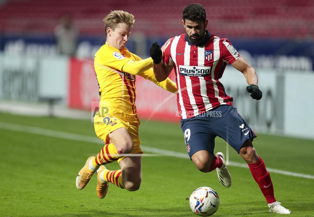 Bernat Armangue Barcelona's Frenkie de Jong, left, challenges Atletico Madrid's Diego Costa during the Spanish La Liga soccer match between Atletico Madrid and FC Barcelona at the Wanda Metropolitano stadium in Madrid, Spain, Saturday, Nov. 21, 2020. (AP Photo/Bernat Armangue)