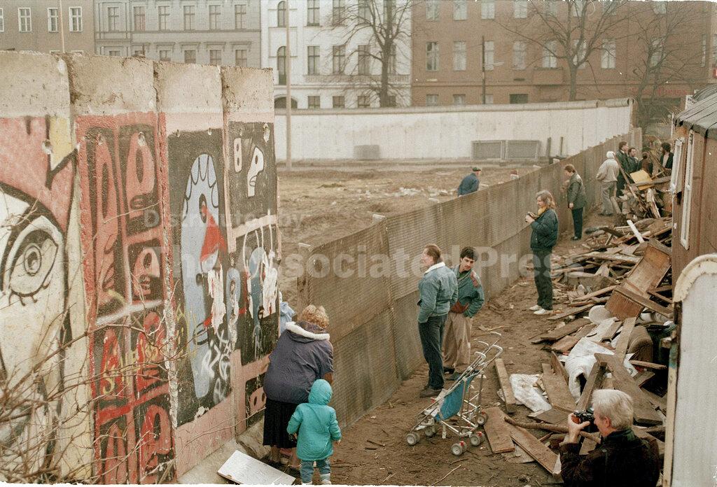 Berlin Wall 1990 Buy Photos AP Images DetailView