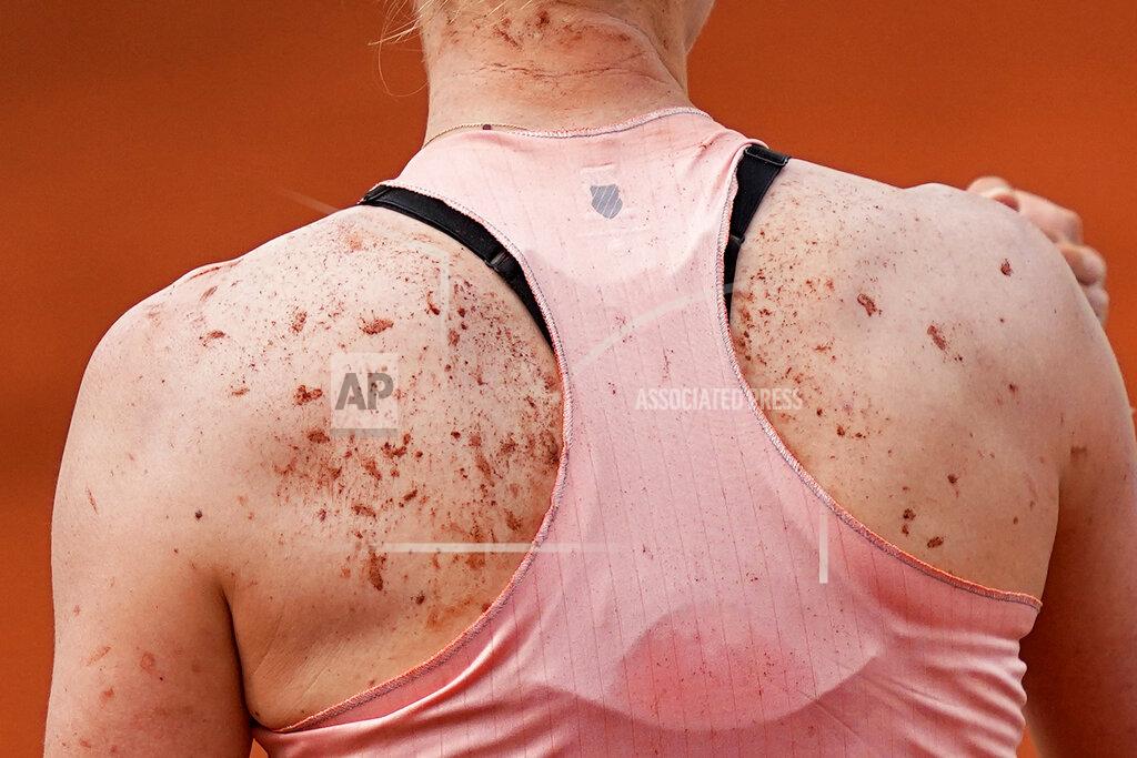Michel Euler USA's Alison Riske' back is spotted with clay after her second round match of the French Open tennis tournament against Poland's Iga Swiatek, at the Roland Garros stadium Thursday, May 26, 2022 in Paris. Swiatek won 6-0, 6-2. (AP Photo/Michel Euler)