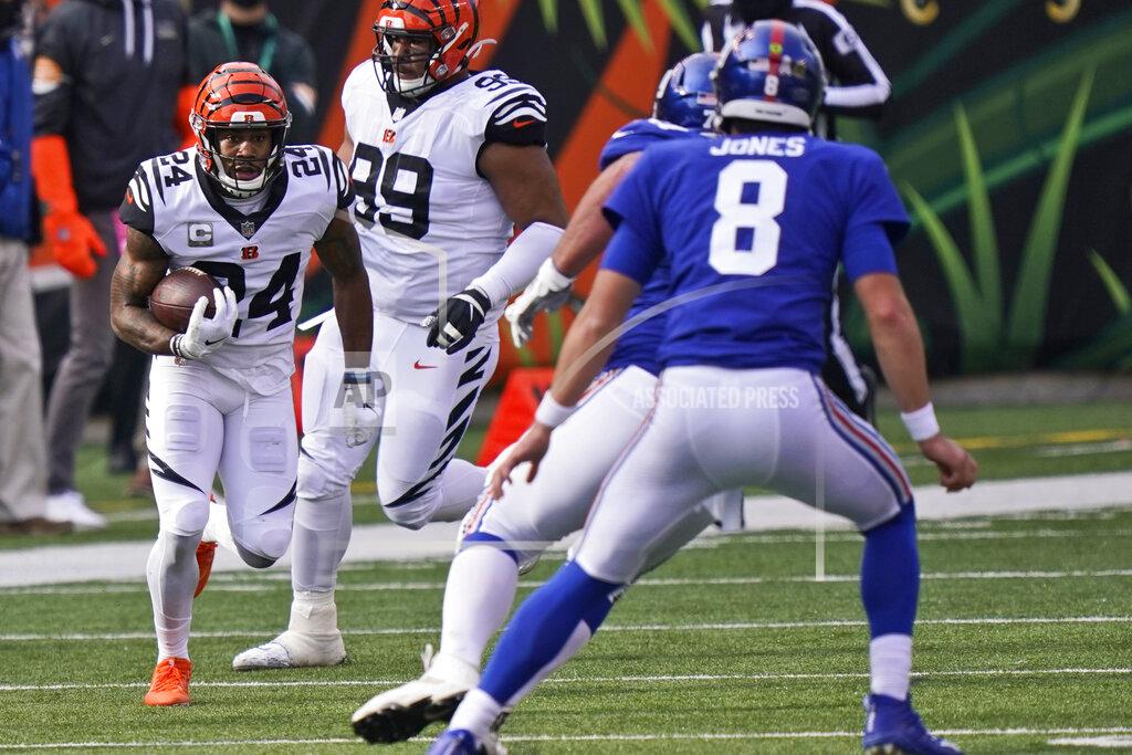 Bryan Woolston Cincinnati Bengals strong safety Vonn Bell (24) returns a fumble during the first half of an NFL football game against the New York Giants, Sunday, Nov. 29, 2020, in Cincinnati. (AP Photo/Bryan Woolston)