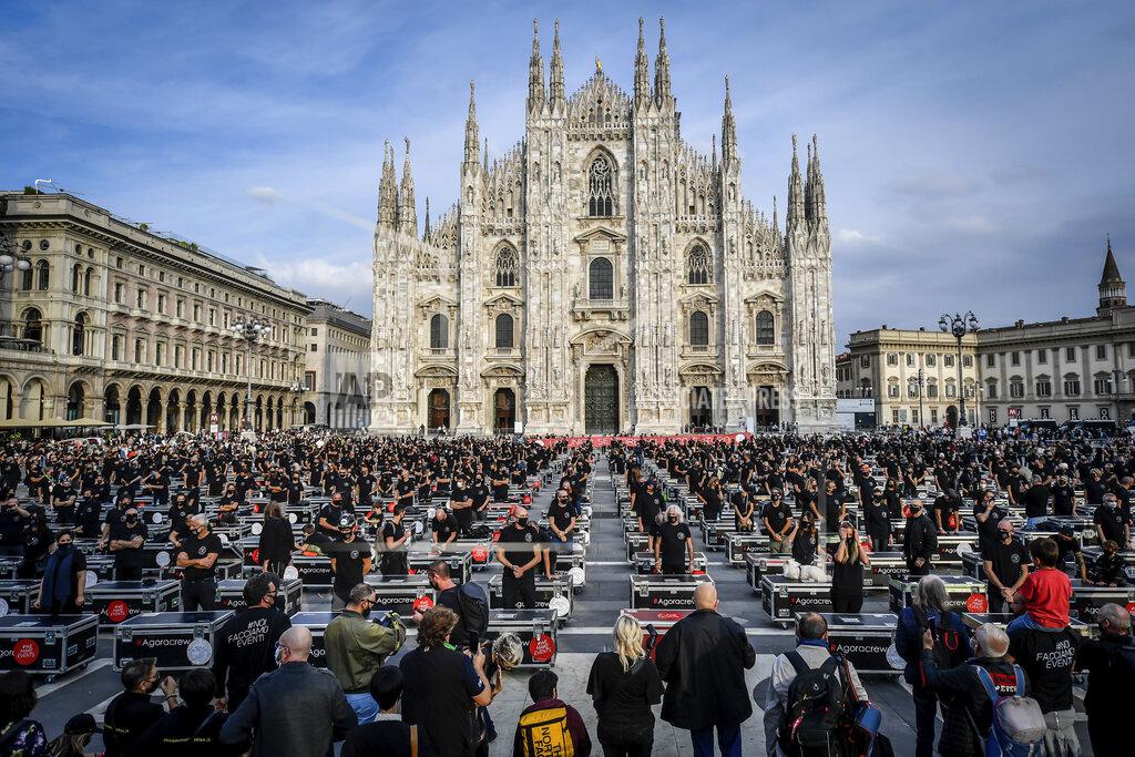 Claudio Furlan Entertainment workers protest against the Italian government's economic policies to combat the spread of COVID-19, in front of Milan's Duomo Cathedral, Italy, Saturday, Oct 10, 2020. (Claudio Furlan/Lapresse via AP)