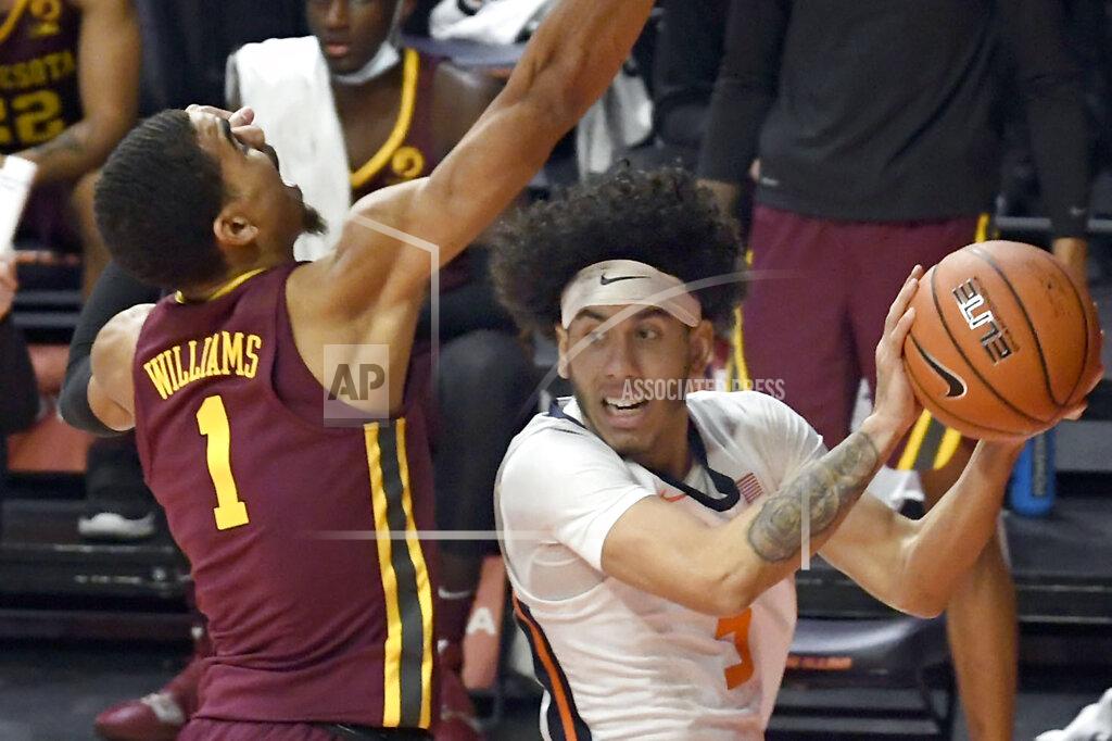 Holly Hart Illinois guard Andre Curbelo (5) puts the ball up as Minnesota's guard Tre' Williams (1) defends in the first half of an NCAA college basketball game Tuesday, Dec. 15, 2020, in Champaign, Ill. (AP Photo/Holly Hart)