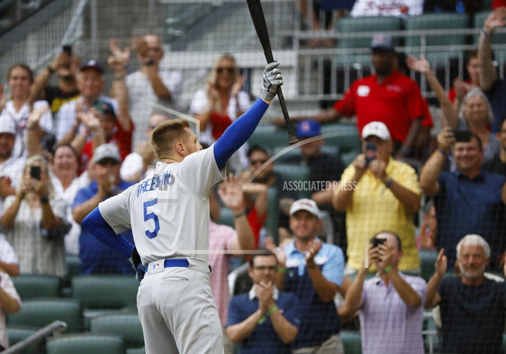 Bob Andres Los Angeles Dodgers' Freddie Freeman reacts to a standing ovation as he takes his first at-bat during the first inning of a baseball game against the Atlanta Braves, Sunday, June 26, 2022, in Atlanta. (AP Photo/Bob Andres)