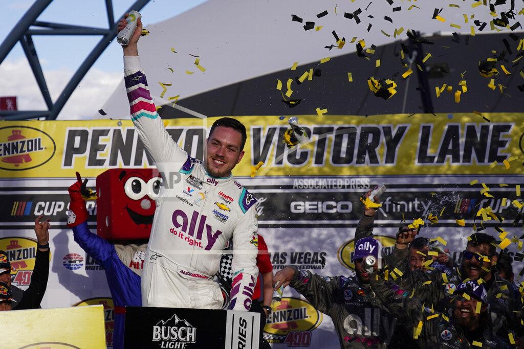 John Locher Alex Bowman festeja tras ganar una carrera de la NASCAR Cup Series el domingo 6 de marzo de 2022, en Las Vegas. (AP Foto/John Locher)