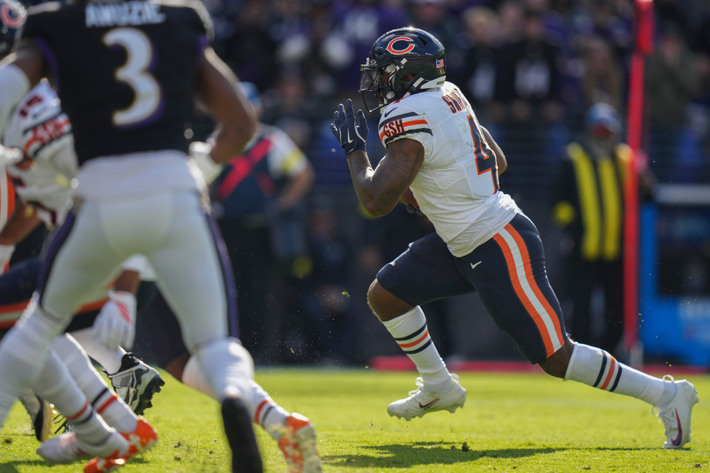 Chicago Bears running back D'Andre Swift (4) scores a touchdown during the second half an NFL football game against the Baltimore Ravens, Sunday, Oct. 26, 2025, in Baltimore. (AP Photo/Stephanie Scarbrough)