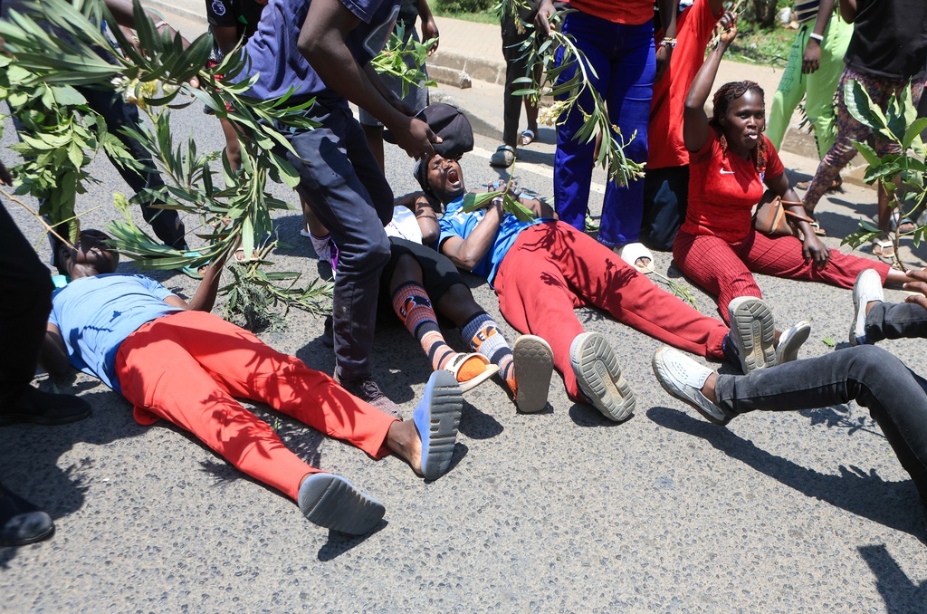 People react in the Kibera neighborhood of Nairobi, Kenya, to the death of Kenya former prime minister Raila Odinga Wednesday, Oct. 15, 2025. Odinga died of a heart attack in Indiaat the age of 80. (AP Photo/Andrew Kasuku)