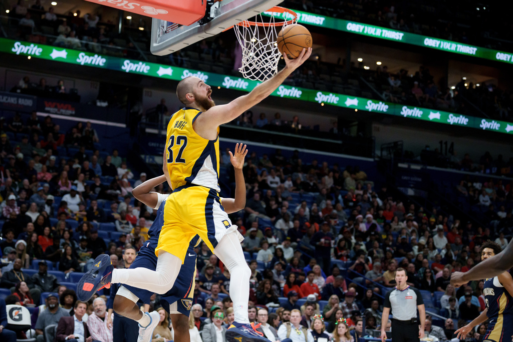 Indiana Pacers center Jay Huff (32) heads to the basket against New Orleans Pelicans center Derik Queen, back left, during the first half of an NBA basketball game in New Orleans, Saturday, Dec. 20, 2025. (AP Photo/Matthew Hinton)