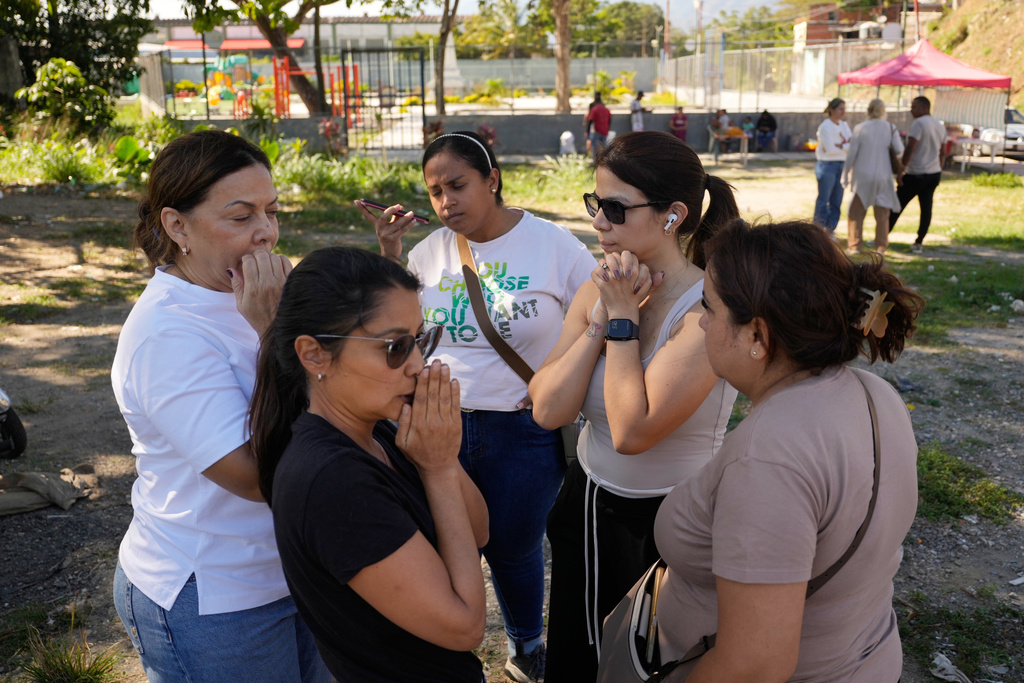 Relatives of political prisoners gather outside the Rodeo I prison in Guatire, Venezuela, Thursday, Jan. 8, 2026, after National Assembly President Jorge Rodriguez said the government would release Venezuelan and foreign prisoners. (AP Photo/Matias Delacroix)
