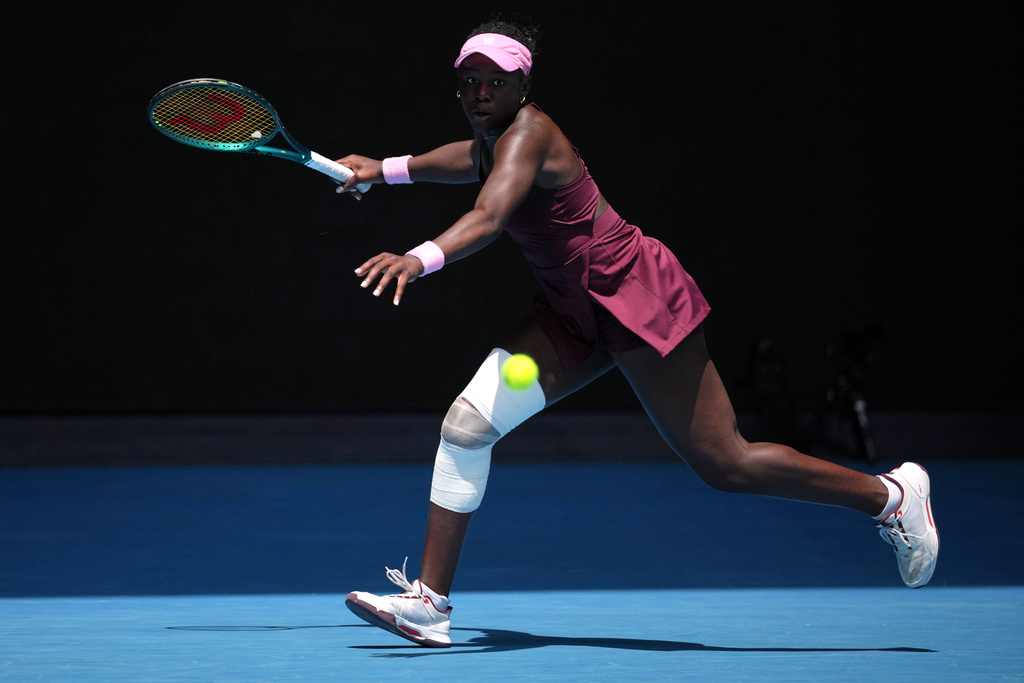 Victoria Mboko of Canada plays a forehand return to Aryna Sabalenka of Belarus during their fourth round match at the Australian Open tennis championship in Melbourne, Australia, Sunday, Jan. 25, 2026. (AP Photo/Dita Alangkara)