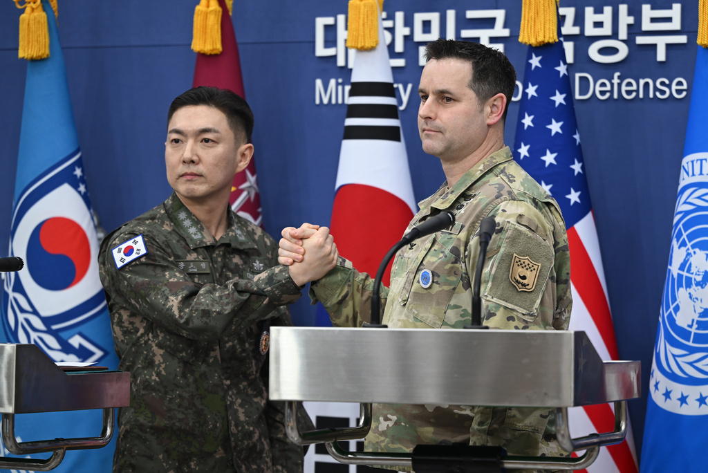 Col. Jang Do-young, left, public affairs director of South Korea's Joint Chiefs of Staff, and U.S. Army Col. Ryan Donald, public affairs director of the United Nations Command, Combined Forces Command, and United States Forces Korea, pose for a photo during a media briefing on the 2026 ROK-US Freedom Shield Military Exercise at the Defense Ministry in Seoul, South Korea, Wednesday, Feb. 25, 2026. (Jung Yeon-je/Pool Photo via AP)