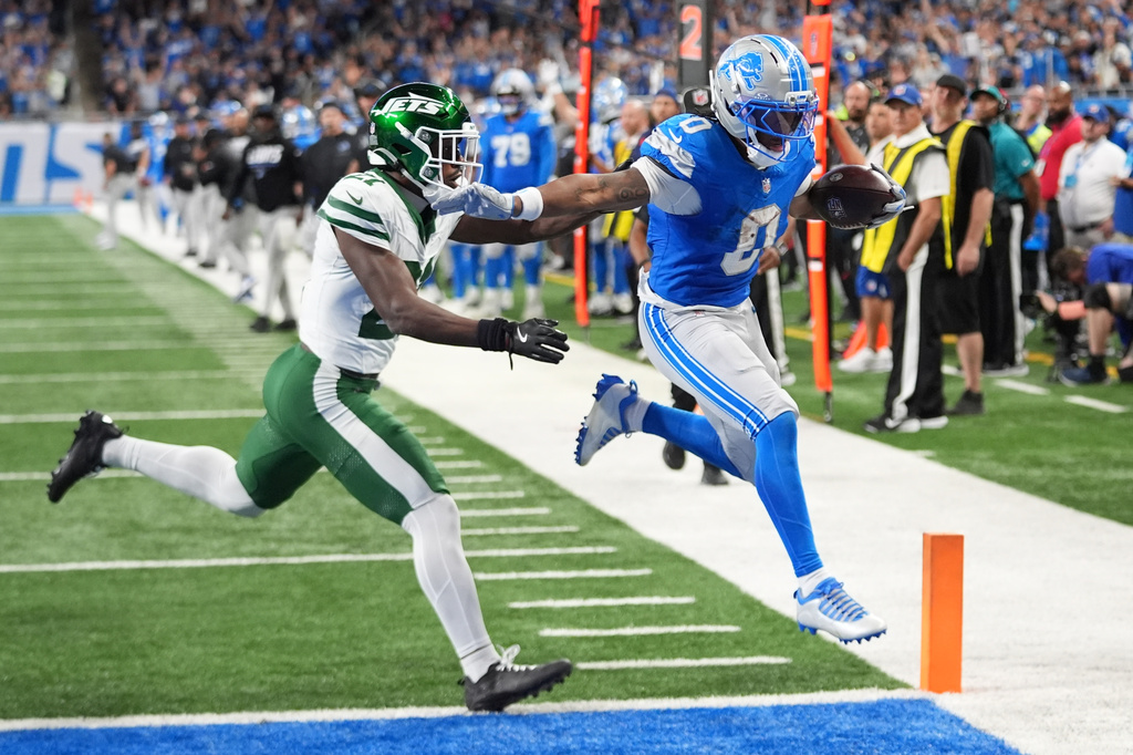Detroit Lions' Jahmyr Gibbs runs for a touchdown past New York Jets' Brandon Stephens during the second half of an NFL football game in Detroit, Sunday, Sept. 27, 2026. (AP Photo/Paul Sancya)